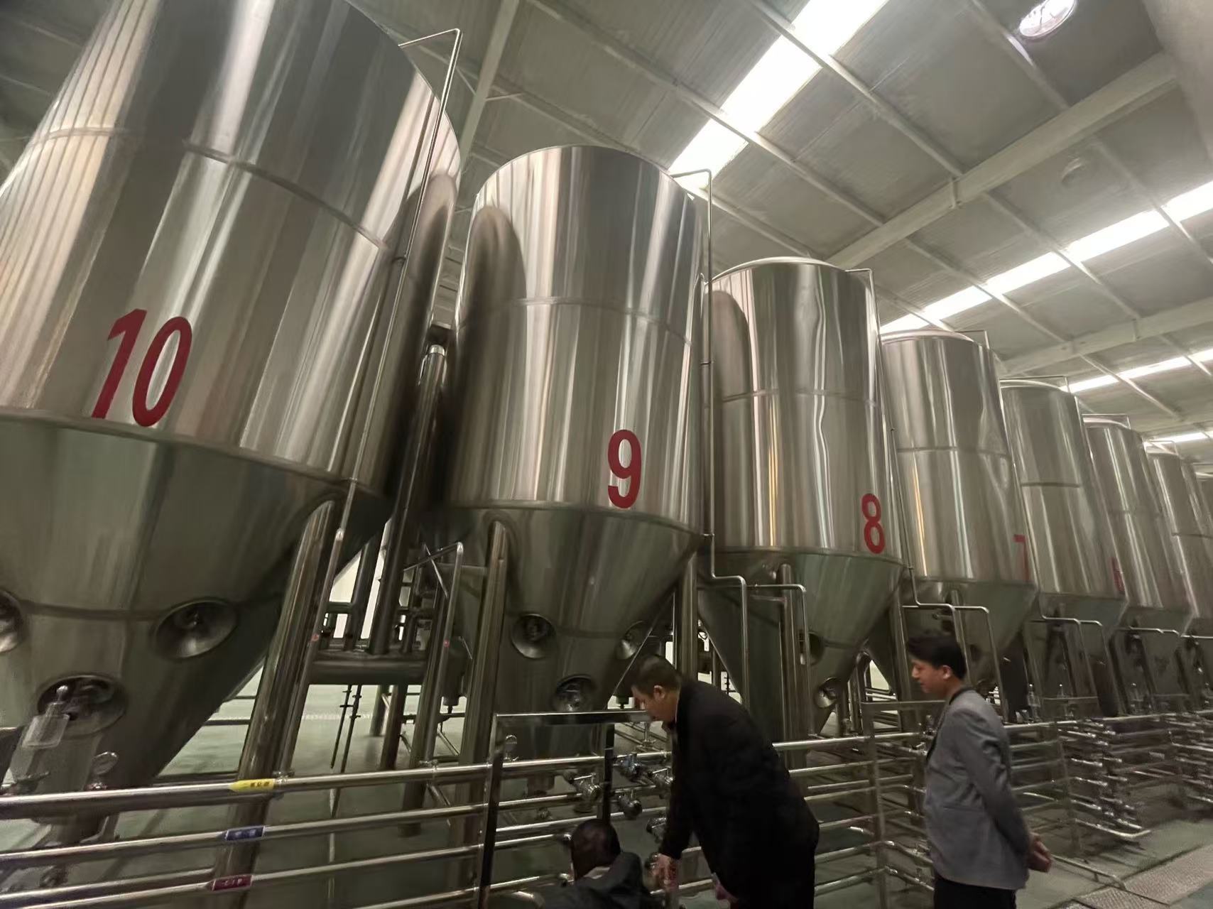 武陵精酿啤酒设备厂—平面布置、设备设计、制造、调试、培训等一条龙服务